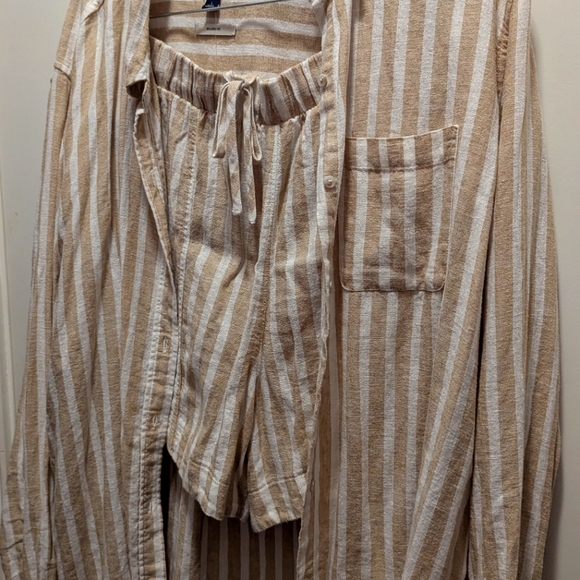 Old Navy Beige and White Striped Button-Down Shirt - Picture 4 of 4